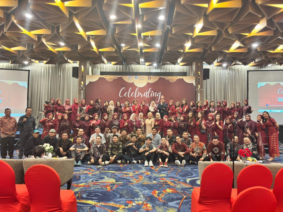 Foto bersama guru dan Staff